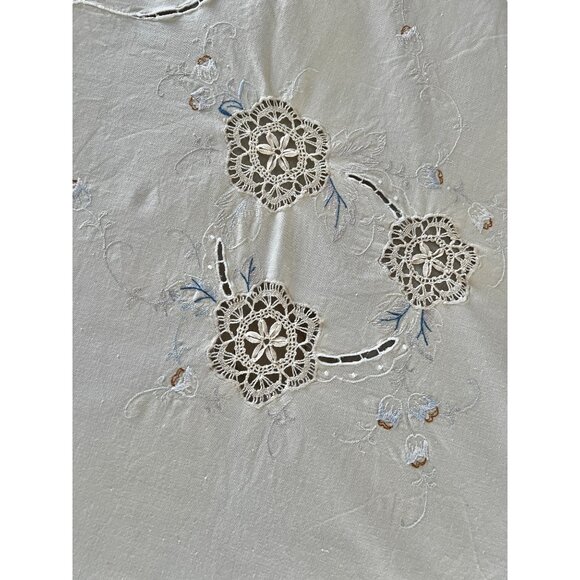 Embroidered Tablecloth With Blue Floral Cutwork Crocheted Inserts Vintage - Picture 5 of 11